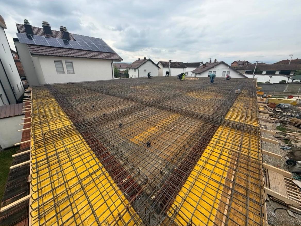 Residential slab prepared with reinforcement mesh and edge formwork
